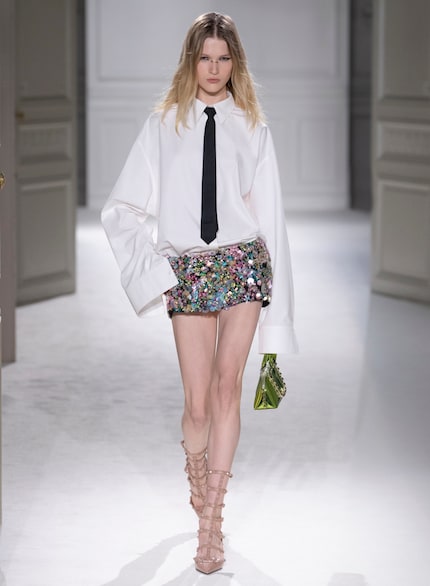 Look business en haut et festif en bas ; une autre tenue de la collection « Black Tie ».