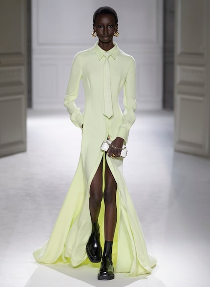 Dans ce look monochrome de Valentino, la cravate se fond dans la robe.