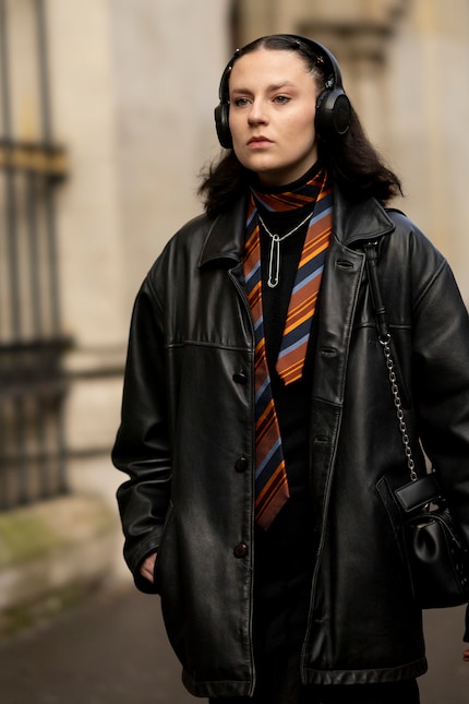 Tutto intorno al collo: come indossare la cravatta senza colletto della camicia.