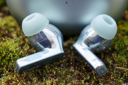 Small recesses are designed to make the earphones easier to use.