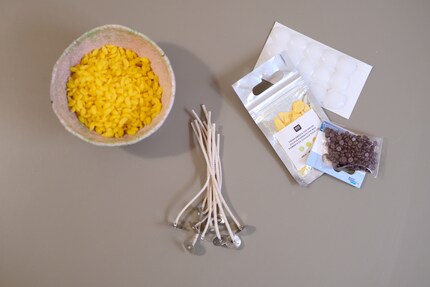 Der Reihe nach: Wachs, Dochte, Wachsfarbe und Klebewachsplättchen.