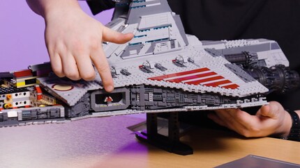 L'unico accenno di vita interna è l'ingresso laterale all'hangar.