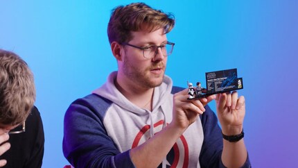 En plus des deux minifigurines exclusives, l’ensemble contient une plaque avec des Specs et une pièce anniversaire tirée de la Guerre des Clones.