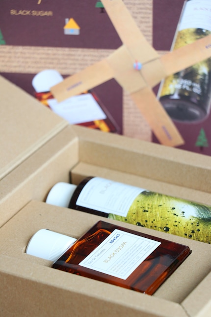 Das «Black Sugar»-Set der griechischen Marke Korres enthält ein Eau de Toilette und das dazu passende Duschgel.