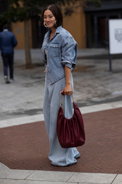 Cet ensemble en denim large est tout de suite plus équilibré visuellement grâce aux avant-bras libres.