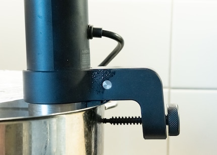 Le système avec une vis maintient fermement le thermoplongeur Anova.