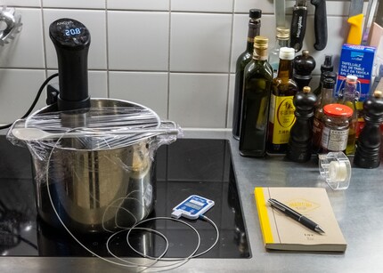 Voici à quoi ressemblait ma cuisine pendant le test. Oui, l’écran du thermoplongeur n’est pas très propre. Normal, c’était pour des essais et pas pour une séance photo.