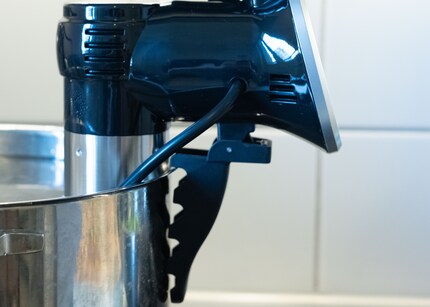 La Vague a des encoches. Si le récipient n’a pas de rebord, le résultat est moins satisfaisant.