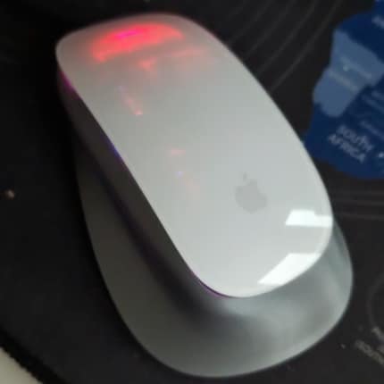 Elle s'allume. Vous pouvez d'ailleurs voir la souris en solde dans des vidéos sur le blog de Kuleshov.