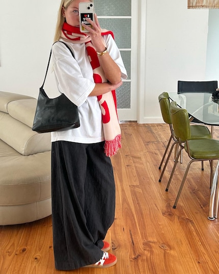 This scarf not only matches the trend, but also the wearer's trainers. Cool.