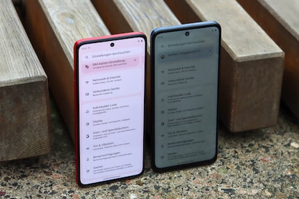 Il Moto G54 (a destra) rende più difficile la vita ai ficcanaso.