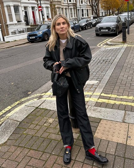 L'abbinamento con la giacca di pelle conferisce al maglione con scollo a V un look fresco.