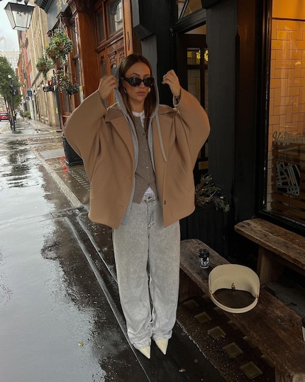 Nonostante i molti strati, questo look non appare sovraccarico.