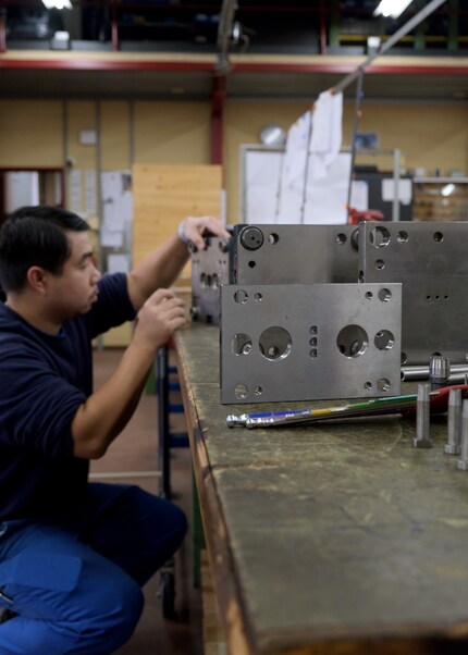 Sie wurde mittels einer Spritzgussform aus Metall gefertigt.