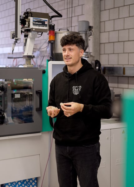 Inhaber und Geschäftsführer David Brönnimann möchte Flaschen mit Pumphead ein zweites Leben geben.