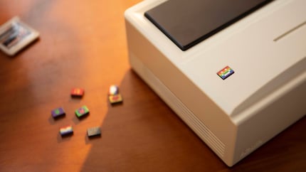 Il Retro Mini PC AM01 è molto più piccolo del modello Macintosh.
