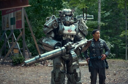 Maximus next to a «Power Armor» outfit.
