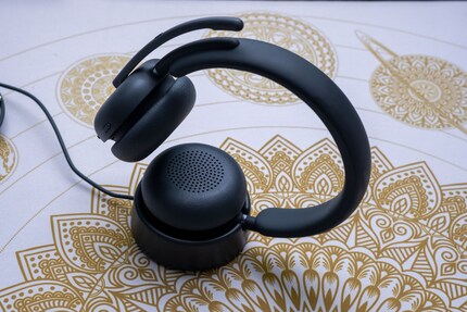 Le micro-casque fait très classe sur sa station de charge, mais cette dernière ne tient pas ses promesses.