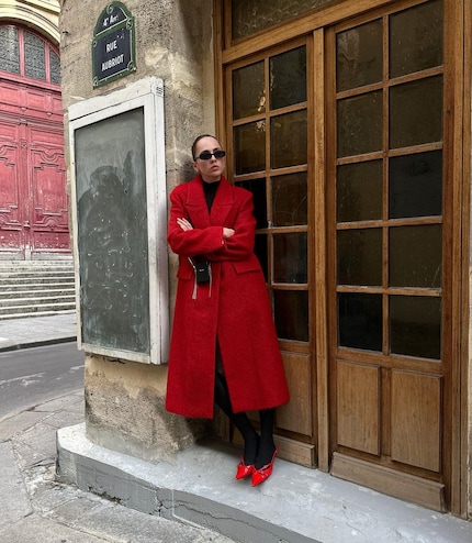 Un manteau rouge donne un effet festif.