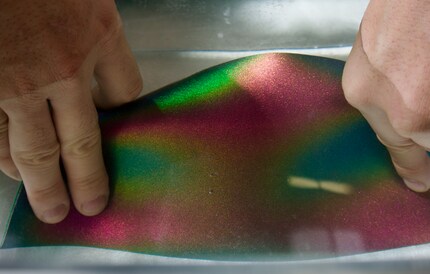 Come un pesce luminoso nelle barriere coralline tropicali: Grazie al rivestimento, il neoprene appare con i colori dell'arcobaleno sott'acqua.