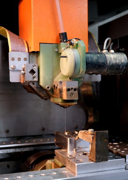 Wo Handgriffe nicht genügen, kommen Maschinen zum Einsatz, um die Form zu erstellen.