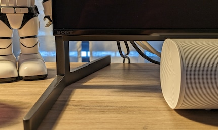Gut mitgedacht: Die Standfüsse des Sony A95L lassen sich so montieren, dass genug Platz für eine Soundbar bleibt.