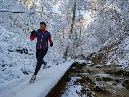 Sotto la neve si è formato uno strato ghiacciato sulla passerella, ma gli spike mi assicurano una buona aderenza.
