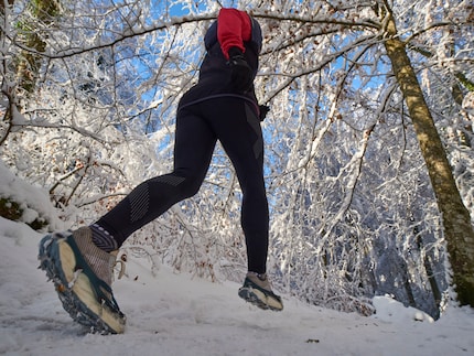 Le sovrascarpe chiodate mi permettono di correre in tutta sicurezza nei candidi boschi invernali.