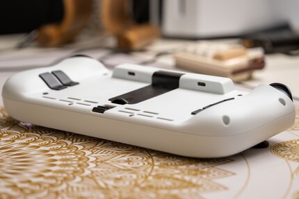 Ce n'est qu'en faisant glisser le loquet au milieu de la partie inférieure de la face arrière que vous pourrez retirer le switch de la platine Nitro.