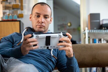 La Nitro Deck tient parfaitement dans mes mains. Le regard désespéré vient du boss que je n'ai pas réussi à vaincre à la dixième tentative.