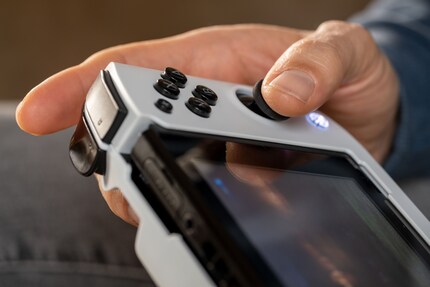 Le stick droit est un peu mal placé. Il me faut un temps d'adaptation pour pouvoir l'utiliser.