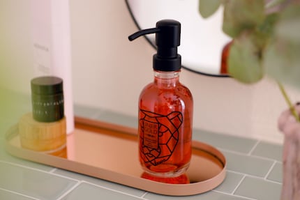 Viele nutzen Altglas als Vase oder Kerzenständer. Doch mit Pumpheads entsteht etwas Neues.