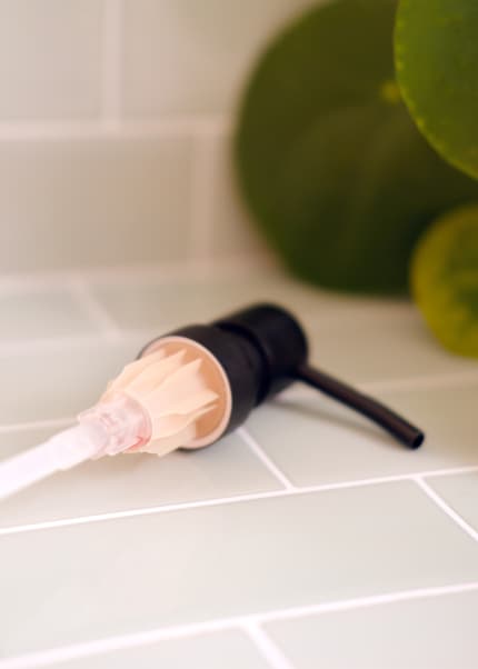 Das Pumphead-Set besteht aus einem Flaschenkopf, einem Röhrchen und einem Aufsatz.