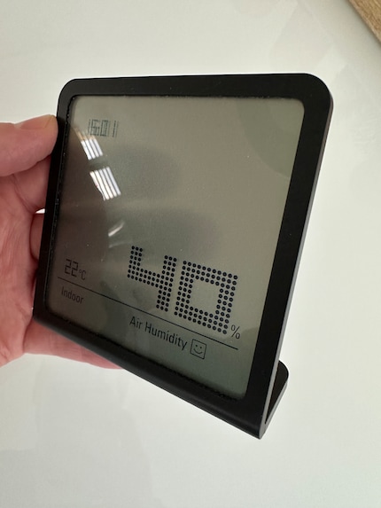 Das Display ist halbtransparent. Hier siehst du meine Finger auf der Rückseite.