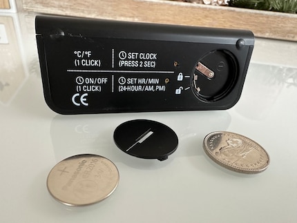 Mit einer Münze öffne ich das Batteriefach. Allerdings selten, denn Selina hält mit einer CR2016 ein gutes Jahr durch.