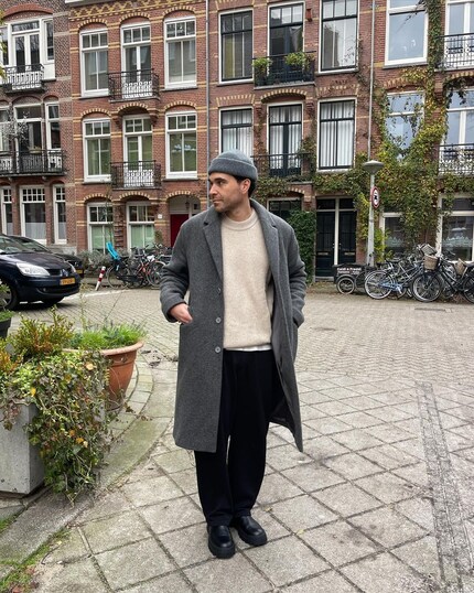 Chunky boots go well with both wide and tight trousers.