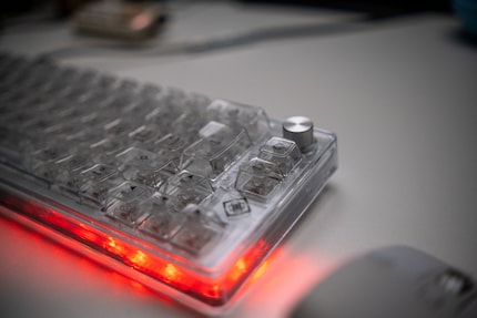 La manopola e il logo sono le caratteristiche più evidenti, insieme all'illuminazione RGB.