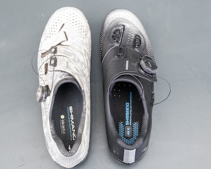 Links der bisherige Schuh von Shimano für schmale Füsse, rechts der neue SH-XC7L für Menschen mit Füssen à la Hobbit.
