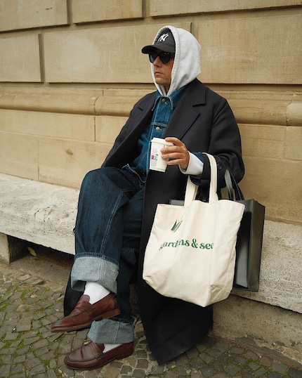 Doppio denim sotto un cappotto elegante: una combinazione entusiasmante.