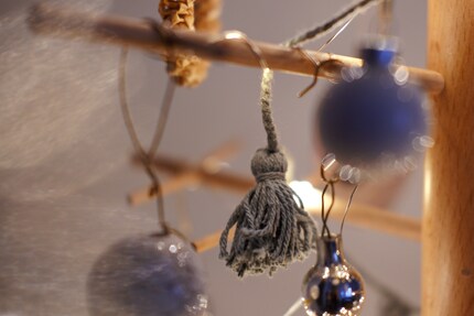 Was die Deko angeht, bist du ganz frei. Diesmal habe ich neben Baumschmuck auch eine Girlande und Lichterkette angebracht.