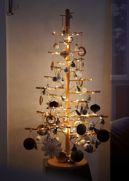 Beleuchtet wirkt der DIY-Baum gleich noch mehr. 
