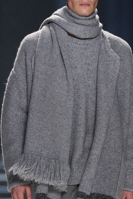 L’astuce fonctionne aussi avec des pull-overs et des cardigans, comme le montre ce look de la collection automne 23 de Dolce & Gabbana.