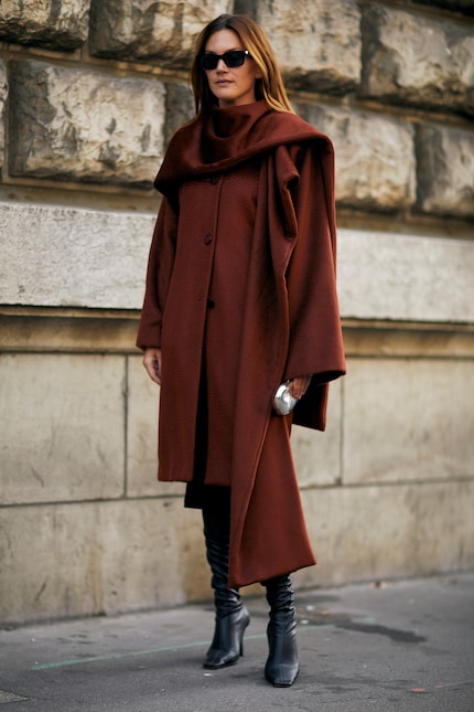 Ce manteau marron a lui aussi une écharpe intégrée.