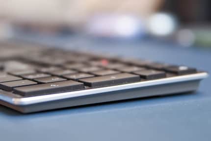 The keycaps are flush with the aluminium plate.