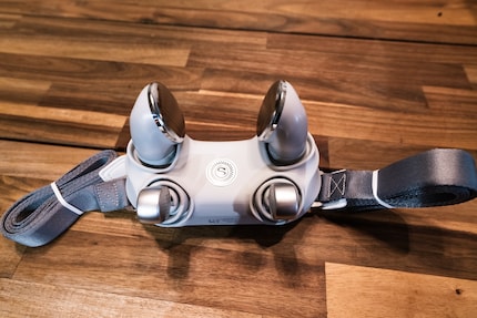 Two pairs of massage heads knead the neck and shoulders. The two large ones can also heat.