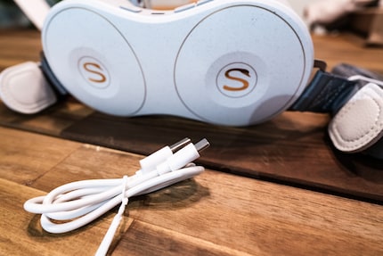 Simple scope of delivery: device and USB-C charging cable.