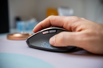 Die gummierten Seiten bieten angenehmen Halt für den Daumen.