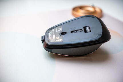 Der Dongle für die Funkverbindung haftet magnetisch auf der Unterseite der Maus.