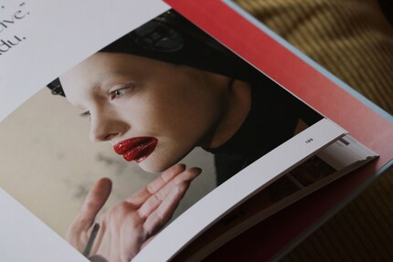 Le look du maquilleur Peter Philips pour le défilé automne / hiver 2009 d'Alexander McQueen. Illustration tirée du livre «The New Beauty».