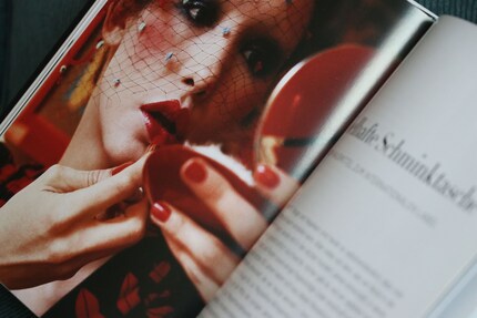 Un coup d'œil régulier dans le miroir est indispensable, car les rouges à lèvres rouges ont tendance à développer une vie propre. Illustration tirée du livre «Face Paint» de Lisa Eldridge.